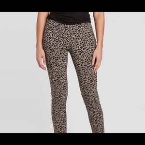A new day target cheetah print elastic waistband side zipper crop pant.